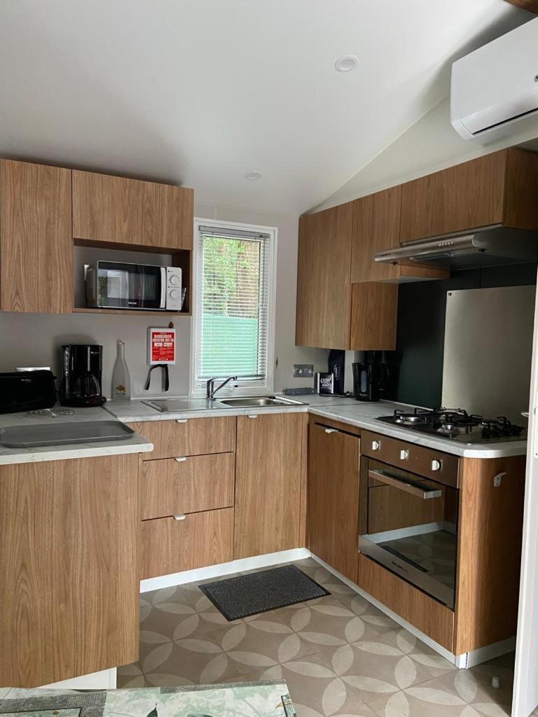 Mobil Home Aventura 6-8 Personnes Tout Confort Сен-Бревен-ле-Пен Екстериор снимка